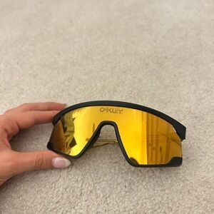 Oakley Black and Yellow Sports Glasses